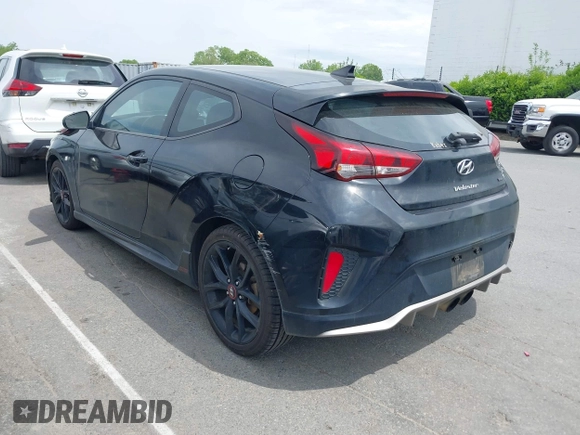 2019 Hyundai Veloster Turbo z VIN KMHTH6AB4KU011518, wystawiony jako IAAI lot #42037553 z przebiegiem 134 250 mil mil oraz . Historia ofert i sprzedaży dostępna na DreamBid. Obrazek 3.