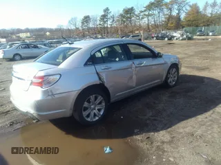 2011 Chrysler 200 Touring z VIN 1C3BC1FB0BN607153, wystawiony jako IAAI lot #38884887 z przebiegiem 153 027 mil mil oraz . Historia ofert i sprzedaży dostępna na DreamBid. Obrazek 4.