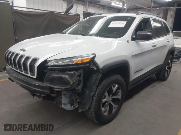 2015 Jeep Cherokee Trailhawk with VIN 1C4PJMBS1FW665500, listed as a IAAI auction lot 42068268 with 127,246 mi miles. Bid and sale history available at carsss.com. Image 2.