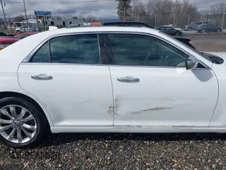 2019 Chrysler 300 Limited with VIN 2C3CCAKGXKH577948, listed as a IAAI auction lot 40908813 with 117,602 mi miles. Bid and sale history available at carsss.com. Image 14.