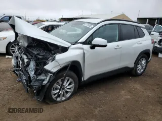 2023 Toyota Corolla Cross LE z VIN 7MUCAABG9PV044246, wystawiony jako Copart lot #51372405 z przebiegiem 63 743 mil mil oraz Szkody całkowita. Historia ofert i sprzedaży dostępna na DreamBid. Obrazek 1.