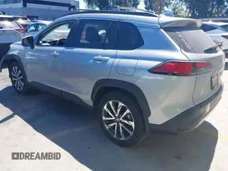 2024 Toyota Corolla Cross XLE z VIN 7MUDAAAG3RV091250, wystawiony jako IAAI lot #42749438 z przebiegiem 13 481 mil mil oraz . Historia ofert i sprzedaży dostępna na DreamBid. Obrazek 3.
