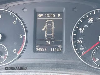 2015 Volkswagen Passat SE z VIN 1VWBV7A3XFC058603, wystawiony jako IAAI lot #42260010 z przebiegiem 94 857 mil mil oraz . Historia ofert i sprzedaży dostępna na DreamBid. Obrazek 7.