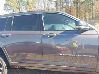 2022 Jeep Grand Cherokee Overland z VIN 1C4RJJDG6N8570854, wystawiony jako IAAI lot #40878737 z przebiegiem 19 947 mil mil oraz . Historia ofert i sprzedaży dostępna na DreamBid. Obrazek 14.
