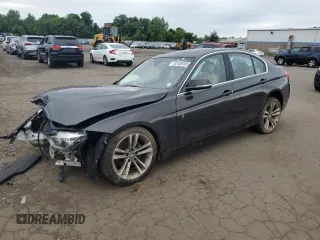 2017 BMW 3 Series 330i xDrive z VIN WBA8D9G36HNU64224, wystawiony jako Copart lot #62459305 z przebiegiem Nie podano mil oraz Szkoda całkowita • Salvage title. Historia ofert i sprzedaży dostępna na DreamBid. Obrazek 1.