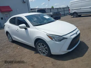 2016 Scion iA z VIN 3MYDLBZV2GY107457, wystawiony jako IAAI lot #42451225 z przebiegiem 99 927 mil mil oraz . Historia ofert i sprzedaży dostępna na DreamBid. Obrazek 1.