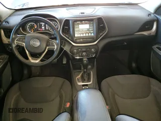 2017 Jeep Cherokee Latitude с VIN 1C4PJLCB0HW502753, выставлен на аукционе Copart как лот 64285875 с пробегом 111 659 миль миль и Списание • Salvage title. История ставок и продаж доступна на DreamBid. Изображение 8.