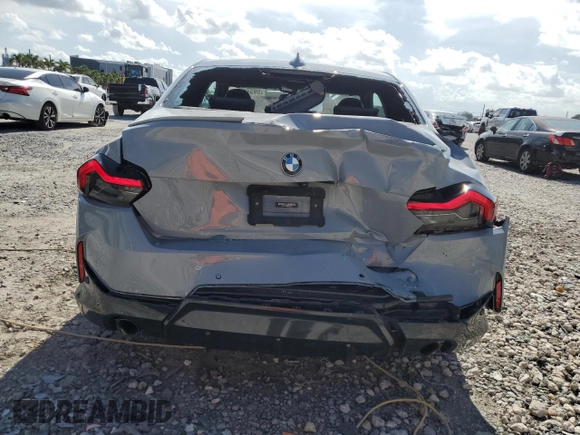 2022 BMW 2 Series 230i z VIN 3MW23CM06N8C59212, wystawiony jako Copart lot #59543875 z przebiegiem 43 097 mil mil oraz Szkoda całkowita • Salvage title. Historia ofert i sprzedaży dostępna na DreamBid. Obrazek 6.