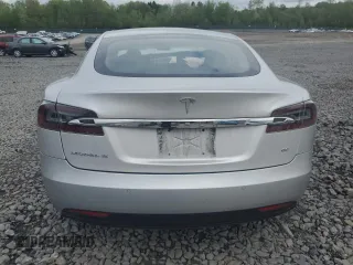 2017 Tesla Model S 60 z VIN 5YJSA1E16HF180191, wystawiony jako Copart lot #55901805 z przebiegiem Nie podano mil oraz Szkoda całkowita • Salvage title. Historia ofert i sprzedaży dostępna na DreamBid. Obrazek 6.