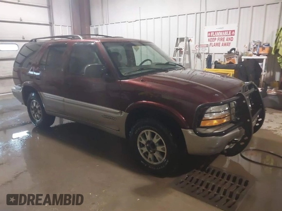 2001 GMC Jimmy SLE with VIN 1GKDT13W712195040, listed as a IAAI auction lot 41710729 with 189,584 mi miles. Bid and sale history available at carsss.com. Image 1.