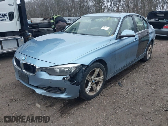 2013 BMW 3 Series 328i xDrive z VIN WBA3B3C53DF531564, wystawiony jako IAAI lot #41927678 z przebiegiem Nie podano mil oraz . Historia ofert i sprzedaży dostępna na DreamBid. Obrazek 2.