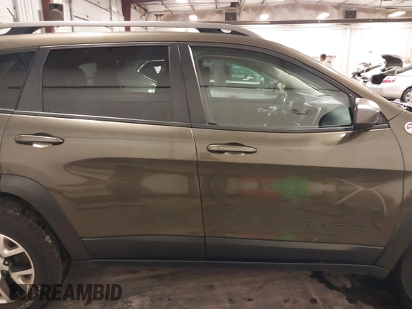 2015 Jeep Cherokee Trailhawk with VIN 1C4PJMBSXFW563144, listed as a IAAI auction lot 40667962 with 121,536 mi miles. Bid and sale history available at carsss.com. Image 14.