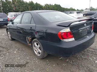 2005 Toyota Camry STD z VIN 4T1BE32K75U057530, wystawiony jako IAAI lot #42235688 z przebiegiem 279 427 mil mil oraz . Historia ofert i sprzedaży dostępna na DreamBid. Obrazek 3.
