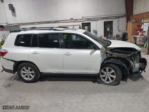 2013 Toyota Highlander with VIN 5TDBK3EHXDS222731, listed as a IAAI auction lot 41768324 with 122,028 mi miles. Bid and sale history available at carsss.com. Image 13.