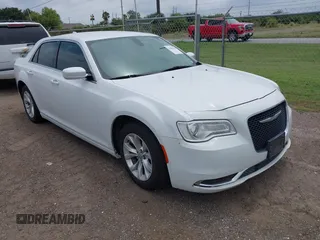 2015 Chrysler 300 Limited z VIN 2C3CCAAG6FH875811, wystawiony jako IAAI lot #42381023 z przebiegiem 173 128 mil mil oraz . Historia ofert i sprzedaży dostępna na DreamBid. Obrazek 1.