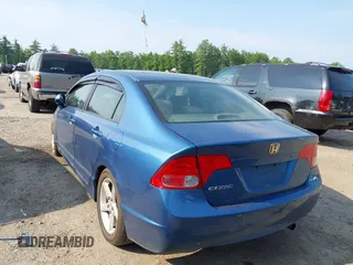 2008 Honda Civic LX z VIN 1HGFA16588L045778, wystawiony jako IAAI lot #42422102 z przebiegiem 232 473 mil mil oraz . Historia ofert i sprzedaży dostępna na DreamBid. Obrazek 3.
