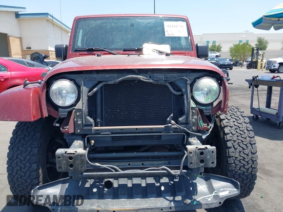 2010 Jeep Wrangler Sahara z VIN 1J4AA5D14AL125062, wystawiony jako IAAI lot #42418736 z przebiegiem 90 839 mil mil oraz . Historia ofert i sprzedaży dostępna na DreamBid. Obrazek 13.