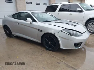 2008 Hyundai Tiburon GT z VIN KMHHN66F18U268929, wystawiony jako IAAI lot #42107550 z przebiegiem 142 547 mil mil oraz . Historia ofert i sprzedaży dostępna na DreamBid. Obrazek 1.