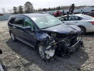 2019 Chrysler Pacifica Touring L with VIN 2C4RC1BGXKR734622, listed as a Copart auction lot 51621215 with 58,143 mi miles and Salvage Title. Bid and sale history available at carsss.com. Image 4.