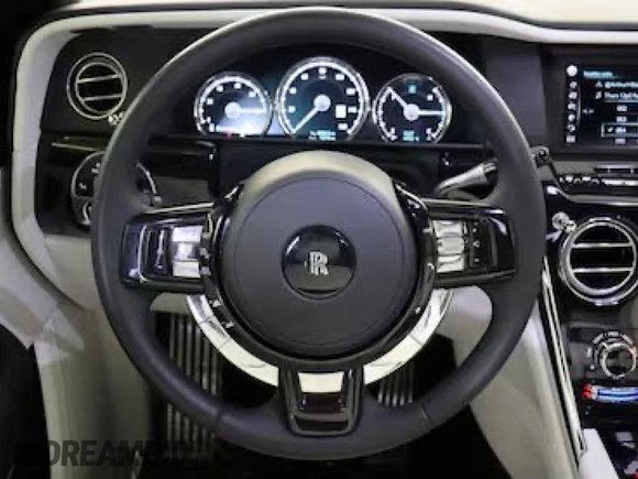 2020 Rolls-Royce Cullinan z VIN SLATV4C0XLU201XXX, wystawiony jako Copart lot #58541115 z przebiegiem 48 797 mil mil oraz Tytuł czysty. Historia ofert i sprzedaży dostępna na DreamBid. Obrazek 8.