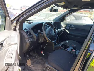 2018 Ford Police Interceptor Utility z VIN 1FM5K8AR9JGC17739, wystawiony jako IAAI lot #42134465 z przebiegiem 134 939 mil mil oraz . Historia ofert i sprzedaży dostępna na DreamBid. Obrazek 5.