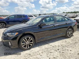 2024 Volkswagen Jetta Sport z VIN 3VWBM7BUXRM044634, wystawiony jako Copart lot #63899615 z przebiegiem 7 586 mil mil oraz Czysty tytuł • Clean title. Historia ofert i sprzedaży dostępna na DreamBid. Obrazek 1.
