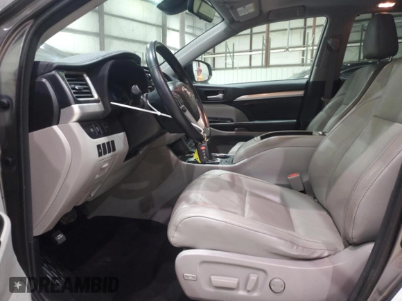 2018 Toyota Highlander SE z VIN 5TDJZRFH8JS556874, wystawiony jako Copart lot #60459645 z przebiegiem 108 118 mil mil oraz Nie do naprawy • Non repairable. Historia ofert i sprzedaży dostępna na DreamBid. Obrazek 7.