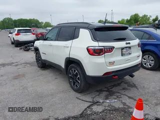 2020 Jeep Compass Trailhawk z VIN 3C4NJDDB8LT195584, wystawiony jako IAAI lot #42295678 z przebiegiem 99 762 mil mil oraz . Historia ofert i sprzedaży dostępna na DreamBid. Obrazek 3.