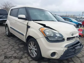 2013 Kia Soul + z VIN KNDJT2A63D7756770, wystawiony jako IAAI lot #41528323 z przebiegiem 124 423 mil mil oraz . Historia ofert i sprzedaży dostępna na DreamBid. Obrazek 1.