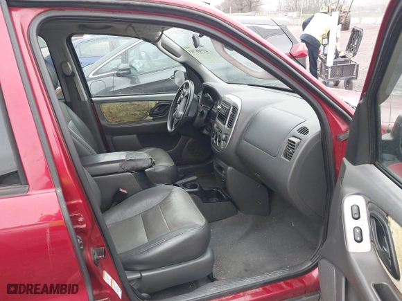 2004 Ford Escape XLT with VIN 1FMCU03114KA54144, listed as a IAAI auction lot 41908703 with 238,791 mi miles. Bid and sale history available at carsss.com. Image 5.
