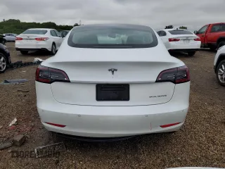 2020 Tesla Model 3 Long Range z VIN 5YJ3E1EB3LF667522, wystawiony jako Copart lot #57421145 z przebiegiem 77 821 mil mil oraz Szkoda całkowita • Salvage title. Historia ofert i sprzedaży dostępna na DreamBid. Obrazek 6.