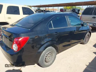 2013 Chevrolet Sonic LS z VIN 1G1JA5SH5D4133278, wystawiony jako IAAI lot #41957054 z przebiegiem 2 426 mil mil oraz . Historia ofert i sprzedaży dostępna na DreamBid. Obrazek 4.