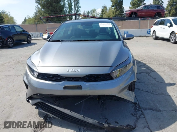 2024 Kia Forte LXS z VIN 3KPF24AD5RE759745, wystawiony jako IAAI lot #42101425 z przebiegiem 13 165 mil mil oraz . Historia ofert i sprzedaży dostępna na DreamBid. Obrazek 12.