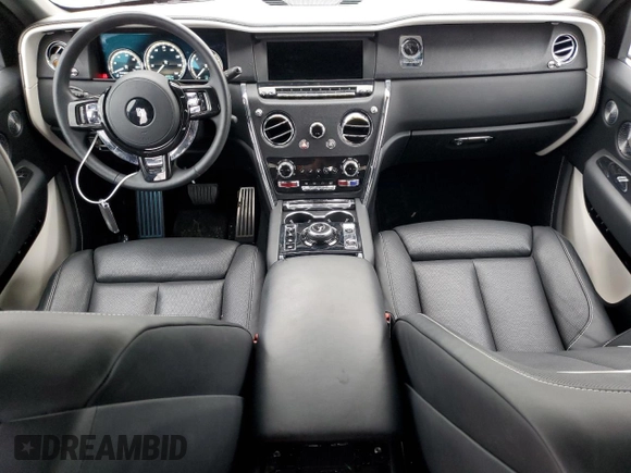 2021 Rolls-Royce Cullinan z VIN SLATV4C0XMU206479, wystawiony jako Copart lot #79633803 z przebiegiem 12 056 mil mil oraz Czysty tytuł • Clean title. Historia ofert i sprzedaży dostępna na DreamBid. Obrazek 8.
