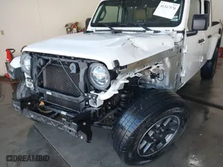 2020 Jeep Gladiator Overland with VIN 1C6HJTFG7LL139896, listed as a IAAI auction lot 41347570 with 98,484 mi miles. Bid and sale history available at carsss.com. Image 6.