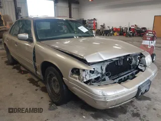 1999 Ford Crown Victoria z VIN 2FAFP73W0XX118372, wystawiony jako IAAI lot #41969719 z przebiegiem 118 830 mil mil oraz . Historia ofert i sprzedaży dostępna na DreamBid. Obrazek 1.