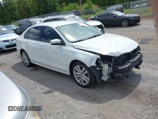 2014 Volkswagen Jetta SE z VIN 3VWD17AJ5EM420921, wystawiony jako IAAI lot #42188119 z przebiegiem 126 682 mil mil oraz . Historia ofert i sprzedaży dostępna na DreamBid. Obrazek 1.