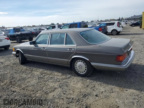1990 Mercedes-Benz 560 with VIN WDBCA39E3LA553622, listed as a Copart auction lot 81530904 with 142,614 mi miles and Clean Title. Bid and sale history available at DreamBid. Image 2.