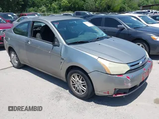 2008 Ford Focus SE z VIN 1FAHP33N38W189927, wystawiony jako IAAI lot #42262908 z przebiegiem 178 655 mil mil oraz . Historia ofert i sprzedaży dostępna na DreamBid. Obrazek 1.