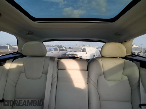 2018 Volvo XC60 Momentum with VIN LYV102RK0JB106389, listed as a Copart auction lot 82677454 with 114,832 mi miles and Salvage Title. Bid and sale history available at carsss.com. Image 10.