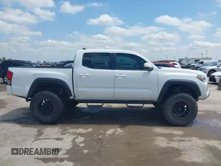 2017 Toyota Tacoma SR5 z VIN 5TFCZ5AN9HX070030, wystawiony jako IAAI lot #42212141 z przebiegiem 92 291 mil mil oraz . Historia ofert i sprzedaży dostępna na DreamBid. Obrazek 13.