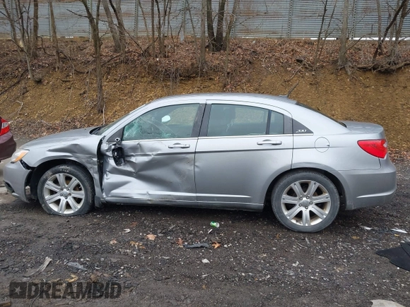 2014 Chrysler 200 Touring with VIN 1C3CCBBB1EN165049, listed as a IAAI auction lot 42005572 with 117,673 mi miles and . Bid and sale history available at carsss.com. Image 15.