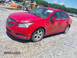 2014 Chevrolet Cruze 1LT z VIN 1G1PC5SB2E7140253, wystawiony jako IAAI lot #42323140 z przebiegiem 103 503 mil mil oraz . Historia ofert i sprzedaży dostępna na DreamBid. Obrazek 2.