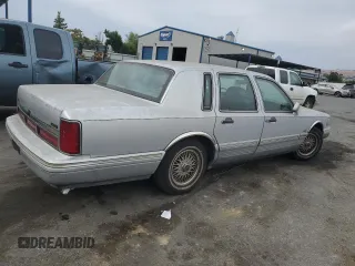 1996 Lincoln Town Car Signature z VIN 1LNLM82W7TY700245, wystawiony jako Copart lot #68186004 z przebiegiem 134 509 mil mil oraz Czysty tytuł • Clean title. Historia ofert i sprzedaży dostępna na DreamBid. Obrazek 3.