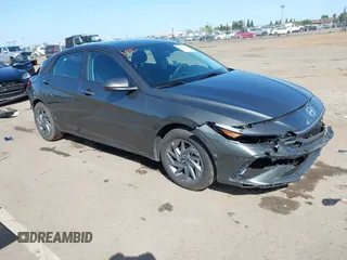2024 Hyundai Elantra SEL z VIN KMHLM4DG8RU807075, wystawiony jako IAAI lot #41965106 z przebiegiem 9 593 mil mil oraz . Historia ofert i sprzedaży dostępna na DreamBid. Obrazek 1.