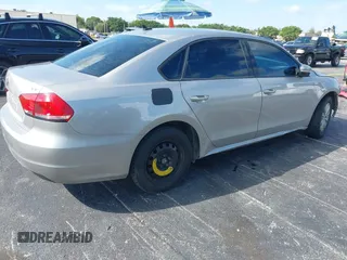 2014 Volkswagen Passat Wolfsburg Edition z VIN 1VWAT7A33EC068969, wystawiony jako IAAI lot #42288942 z przebiegiem 69 560 mil mil oraz . Historia ofert i sprzedaży dostępna na DreamBid. Obrazek 4.