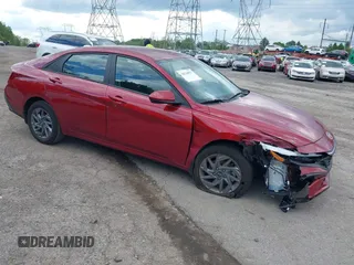 2024 Hyundai Elantra SEL z VIN KMHLM4DG3RU688285, wystawiony jako IAAI lot #42210937 z przebiegiem 9 562 mil mil oraz . Historia ofert i sprzedaży dostępna na DreamBid. Obrazek 1.