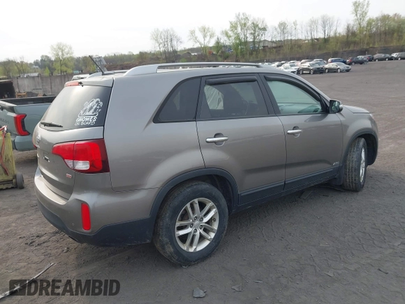 2015 Kia Sorento LX with VIN 5XYKTCA69FG584986, listed as a IAAI auction lot 41994391 with 118,760 mi miles. Bid and sale history available at carsss.com. Image 4.