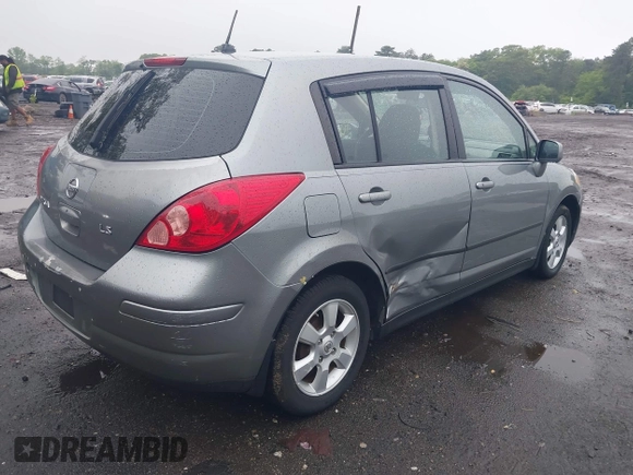 2009 Nissan Versa S z VIN 3N1BC13E29L366879, wystawiony jako IAAI lot #42277503 z przebiegiem 137 006 mil mil oraz . Historia ofert i sprzedaży dostępna na DreamBid. Obrazek 6.