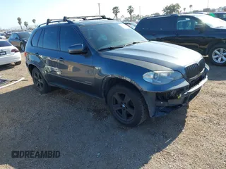 2013 BMW X5 xDrive35i z VIN 5UXZV4C56D0G57030, wystawiony jako IAAI lot #42267366 z przebiegiem 174 381 mil mil oraz . Historia ofert i sprzedaży dostępna na DreamBid. Obrazek 1.